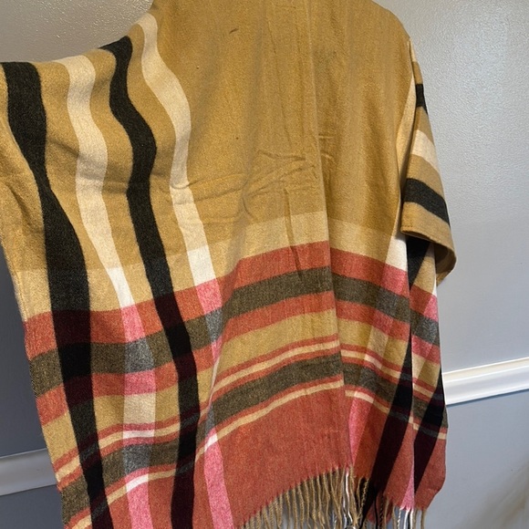Woolrich Tan and Black Cape with Fringe - Picture 7 of 7